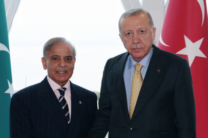 Cumhurbaşkanı Erdoğan, Pakistan Başbakanı Şahbaz Şerif ile Bakü’de görüştü