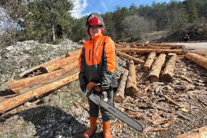 Babası ormanda hayatını kaybetti, o baltayı elinden bırakmadı!