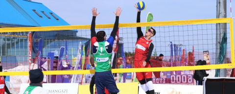 Uludağ’da kar voleybolu şöleni başladı